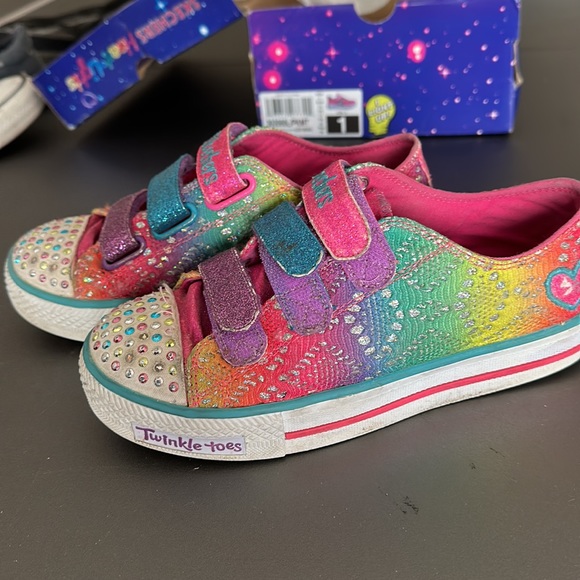Twinkle toes only left shoe lights up right shoe no longer lights up - Picture 4 of 5